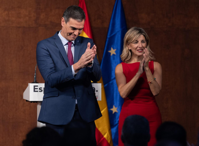 Archivo - El presidente del Gobierno en funciones, Pedro Sánchez y la líder de Sumar, Yolanda Díaz, aplauden tras firmar un acuerdo para un Gobierno de coalición progresista, en un acto público en el Museo Reina Sofía, a 24 de octubre de 2023, en Madrid (