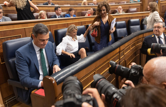 El presidente del Gobierno, Pedro Sánchez; la vicepresidenta primera y ministra de Hacienda, María Jesús Montero y la vicepresidenta segunda y ministra de Trabajo, Yolanda Díaz, durante una sesión de control al Gobierno, en el Congreso de los Diputados