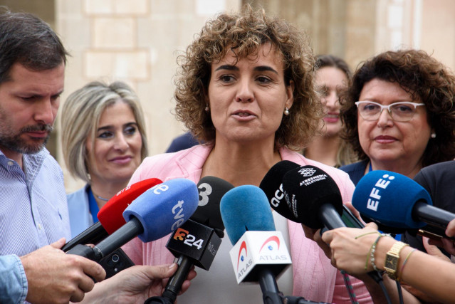 La cabeza de lista popular al Parlamento Europeo, Dolors Montserrat, atiende a los medios de comunicación tras ejercer su derecho a voto en el Casal d'Entitats, a 9 de junio de 2024, en Sant Sadurní d'Anoia, Barcelona, Catalunya (España).
