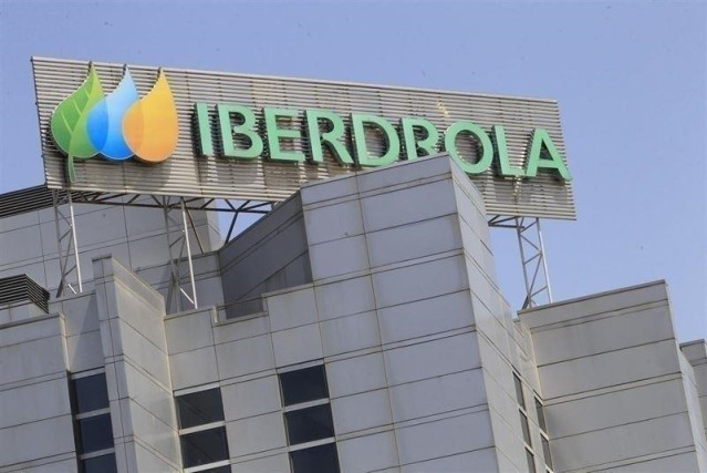 Archivo - Iberdrola deberá subir un 10% los salarios de 1.500 trabajadores a partir de junio por discriminación salarial.