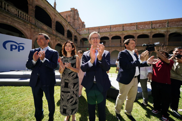 (I-D) El presidente de la Junta de Andalucía, Juanma Moreno; la presidenta de la Comunidad de Madrid, Isabel Díaz Ayuso; el presidente del Partido Popular, Alberto Núñez Feijóo, y el presidente de la Junta de Castilla y León, Alfonso Fernández Mañueco, ap
