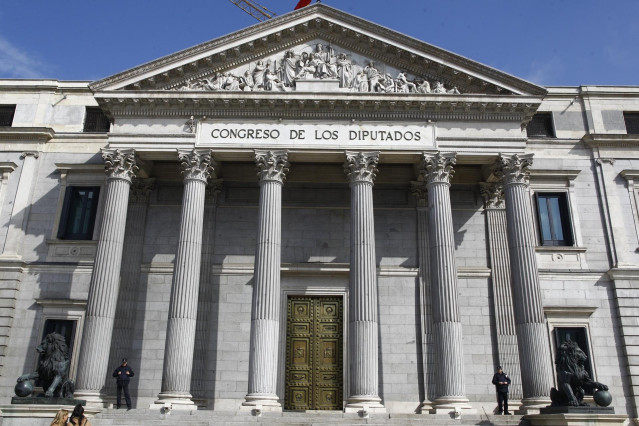 Archivo - Puerta principal del Congreso de los Diputados con los leones