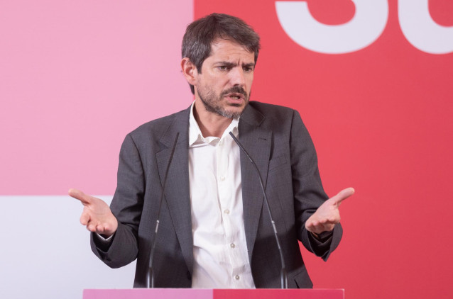 El portavoz de Sumar, Ernest Urtasun, durante una rueda de prensa, en el Espacio Rastro, a 17 de junio de 2024, en Madrid (España).