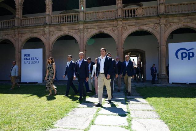 (I-D) La presidenta de la Comunidad de Madrid, Isabel Díaz Ayuso; el presidente de la Junta de Andalucía, Juanma Moreno; el presidente del Partido Popular, Alberto Núñez Feijóo, y el presidente de la Junta de Castilla y León, Alfonso Fernández Mañueco, a