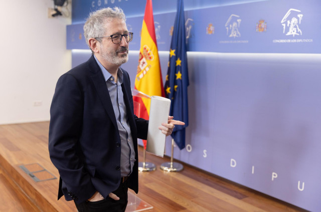 Archivo - El portavoz económico de Sumar, Carlos Martín, llega a una rueda de prensa