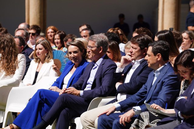 La secretaria general del PP, Cuca Gamarra (5d); el presidente del PP, Alberto Núñez Feijóo (4d); el presidente de Castilla y León, Alfonso Fernández Mañueco (3d), y el presidente de la Junta de Andalucía, Juanma Moreno (2d), durante una reunión para abor
