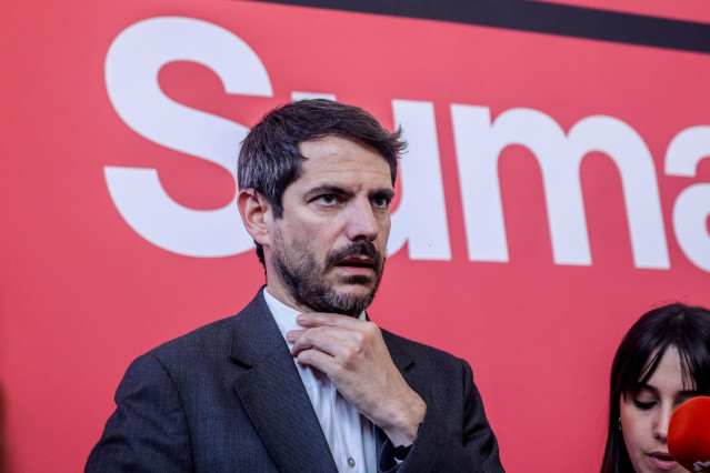 El portavoz de Sumar y ministro de Cultura, Ernest Urtasun, atiende a los medios de comunicación a su llegada a la reunión del Grupo Coordinador de Sumar, en el Espacio Rastro, a 13 de junio de 2024, en Madrid (España).