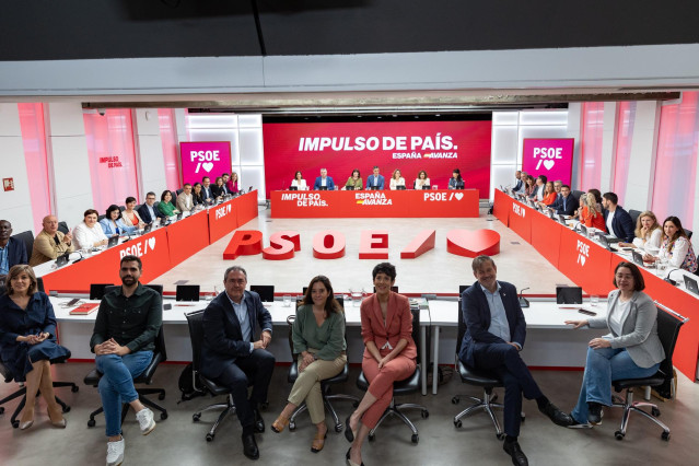 (I-D) En la mesa central, la portavoz del PSOE, Esther Peña; el secretario de Organización del PSOE, Santos Cerdán; la presidenta del PSOE, Cristina Narbona; el presidente del Gobierno, Pedro Sánchez; la cabeza de lista del PSOE al Parlamento Europeo y vi
