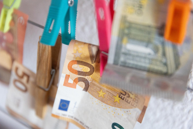 Archivo - Varios billetes sujetos con pinzas, a 9 de enero de 2024.