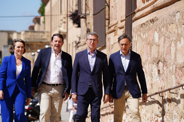 (I-D) La secretaria general del PP, Cuca Gamarra; el presidente de Castilla y León, Alfonso Fernández Mañueco; el presidente del PP, Alberto Núñez Feijóo, y el alcalde de Salamanca, Carlos García Carbayo, a su llegada a una reunión para abordar la EBAU ún
