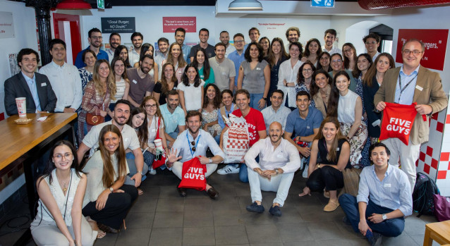 Five Guys con los 'Young Leaders Network' de la AmChamSpain