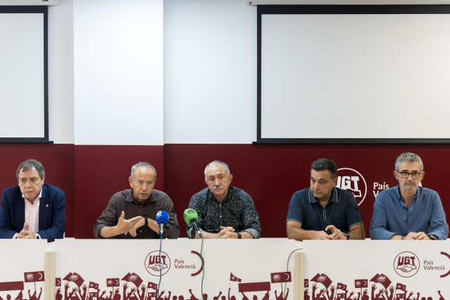 (I-D) El secretario general de UGT FICA, Mariano Hoya; el secretario general de UGT-PV, Ismael Sáez; el secretario general de UGT, Pepe Álvarez; el secretario general de UGT-Catalunya, Matias Carnero; y el secretario general de UGT FICA PV, Daniel Argente