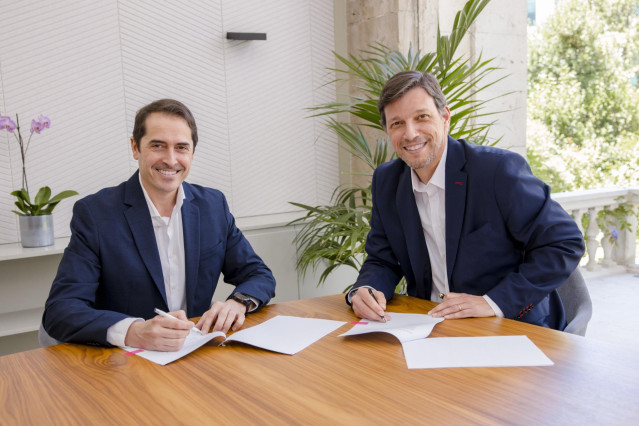 BYD firma un acuerdo con Arval para que este se convierta en su socio de renting. En la imagen, a la izquierda el director regional de BYD España, Jordi Cuesta; a la derecha, el director general de Arval España, Miguel Cabaça.