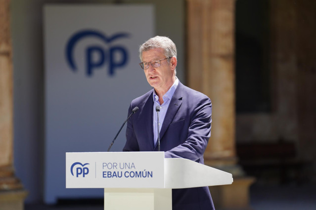 El presidente del Partido Popular, Alberto Núñez Feijóo, interviene durante una reunión para abordar la EBAU única, a 1 de julio de 2024, en Salamanca, Castilla y León (España). Las comunidades autónomas del Partido Popular han mantenido un encuentro para
