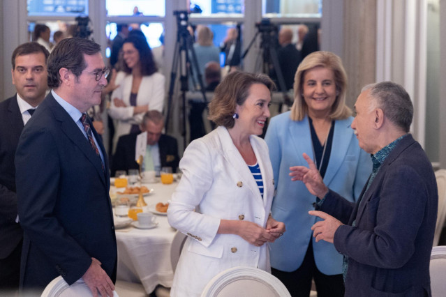 El presidente de la CEOE, Antonio Garamendi; la secretaria general del PP, Cuca Gamarra; la presidenta de la Fundación CEO, Fátima Báñez y el secretario general de UGT, Pepe Álvarez, en el desayuno informativo.