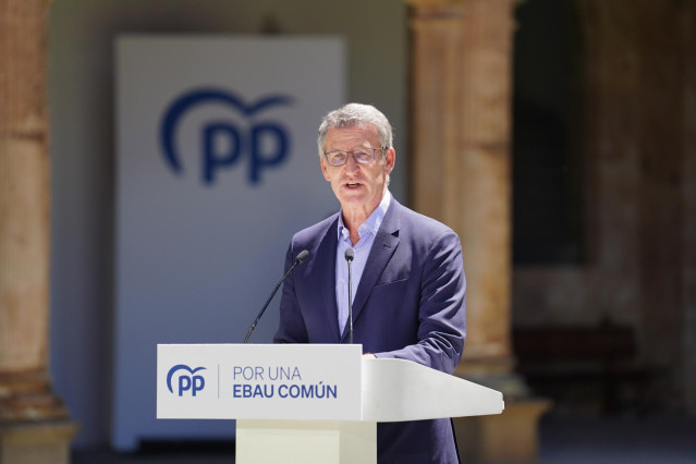 El presidente del Partido Popular, Alberto Núñez Feijóo, interviene durante una reunión para abordar la EBAU única, a 1 de julio de 2024, en Salamanca, Castilla y León (España). Las comunidades autónomas del Partido Popular han mantenido un encuentro para