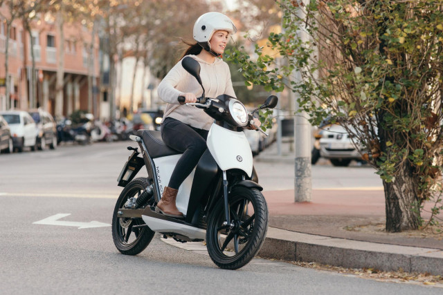 Archivo - El sector de la moto y vehículos ligeros eléctricos cae un 40% en el primer semestre de 2024.
