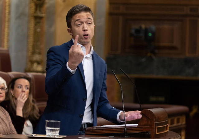 Archivo - El líder de Más País, Iñigo Errejón, interviene durante un pleno en el Congreso de los Diputados, a 20 de diciembre de 2023, en Madrid (España).