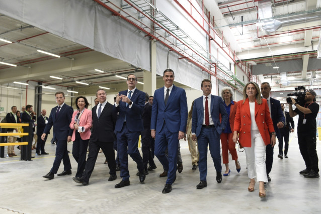 Pedro Sánchez durante su visita al  HUB Logístico Industrial de Airbus Helicopters en España.