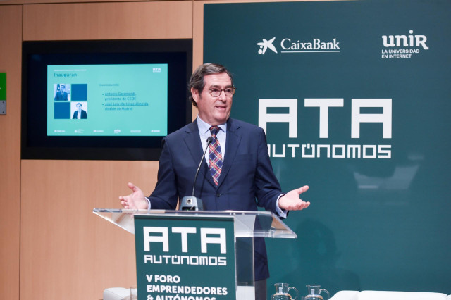 El presidente de la CEOE, Antonio Garamendi, interviene durante la inauguración del V Foro ATA de Emprendedores y Autónomos en Madrid, en la Fundación Canal Isabel II, a 2 de julio de 2024, en Madrid (España).