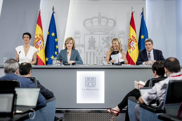 (I-D) La ministra de Inclusión, Seguridad Social y Migraciones, Elma Saiz; la ministra de Educación, Formación Profesional y Deportes, Pilar Alegría; la vicepresidenta segunda y ministra de Trabajo, Yolanda Díaz, y el ministro para la Transformación Digit