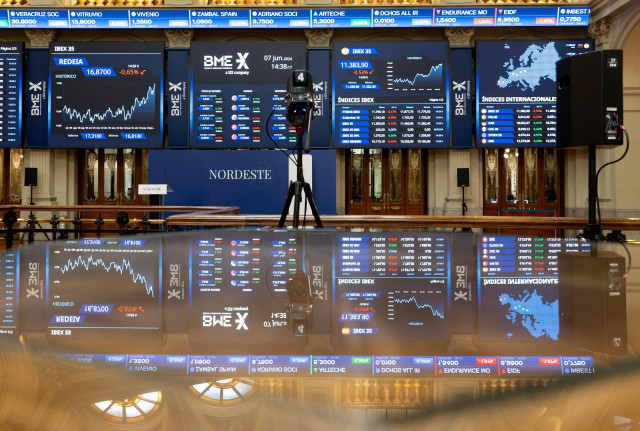 Paneles del IBEX 35, en el Palacio de la Bolsa de Madrid, a 7 de junio de 2024, en Madrid (España).
