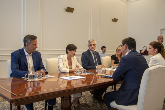 La ministra de Vivienda y Agenda Urbana, Isabel Rodríguez, en una reunión con el consejero de Obras Públicas, Vivienda y Movilidad del Gobierno de Canarias, Pablo Rodríguez Valido, este martes en Madrid.