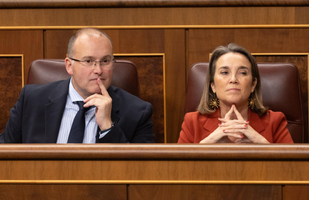 Archivo - El portavoz del PP en el Congreso, Miguel Ángel Tellado y la secretaria general del PP, Cuca Gamarra, durante una sesión plenaria, en el Congreso de los Diputados, a 12 de diciembre de 2023, en Madrid (España). El Pleno del Congreso acoge hoy el