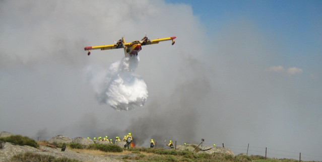 Archivo - Hidroavión anfibio de extinción del MAGRAMA. Incendio.