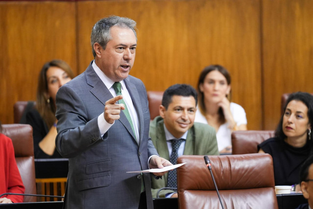 El secretario general del PSOE A, Juan Espadas, en una imagen de archivo en el Pleno del Parlamento.