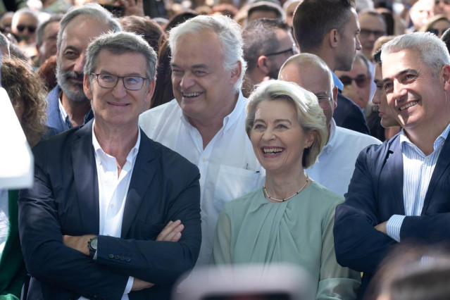 Archivo - (I-D) El presidente del Partido Popular, Alberto Núñez Feijóo, la presidenta de la Comisión Europea, Ursula Von der Leyen, y el alcalde de O Pino, Manuel Taboada, durante un acto de campaña del Partido Popular, en la carballeira da Madalena, a 1