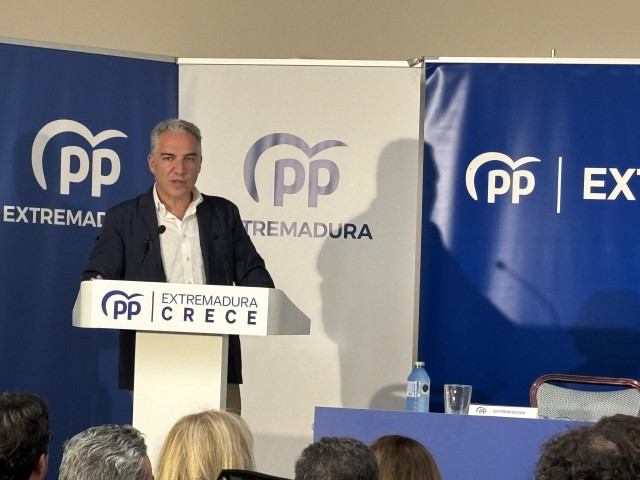 El vicesecretario de Política Autonómica y Local del PP, Elías Bendodo, participa en la Junta Directiva Regional del PP de Extremadura