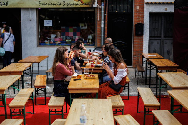 Archivo - Varios jóvenes beben cerveza y comen algo, en la terraza de un baren El Álamo, Madrid (España).