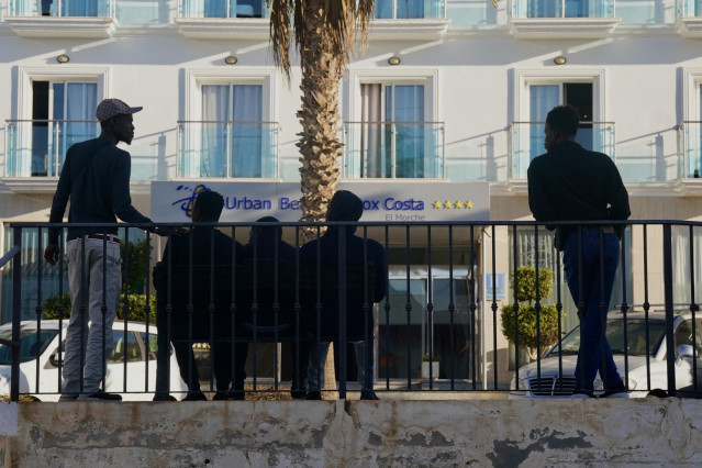 Archivo - Grupos de migrantes procedentes de Canarias, pasean por los alrededores del barrio del El Morche en Torrox, a 27 de octubre del 2023 en Málaga (Andalucía, España).