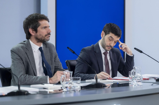 Archivo - El ministro de Cultura, Ernest Urtasun (i), y el ministro de Derechos Sociale, Pablo Bustinduy (d), durante una rueda de prensa posterior a la reunión del Consejo de Ministros, en el Palacio de la Moncloa, a 27 de febrero de 2024, en Madrid (Esp