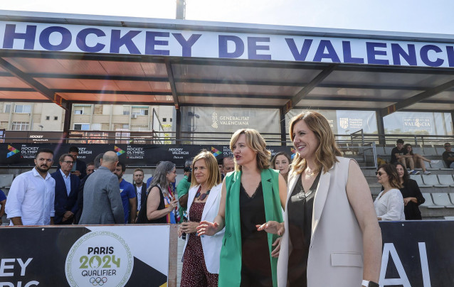 (I-D) La delegada del Gobierno, Pilar Bernabé; la ministra de Educación, Formación Profesional y Deportes, Pilar Alegría; y la alcaldesa de Valencia, María José Catalá; durante su visita al Centro de Tecnificación de Hockey