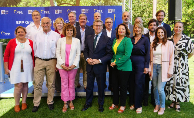 El líder del PP, Alberto Núñez Feijóo, junto a la candidata del PP en las europeas, Dolors Montserrrat, y más eurodiputados del PP como Esteban González Pons, Mari Carmen Crespo, Pilar del Castillo o Antonio López -Istúriz. En Cascais (Portugal)