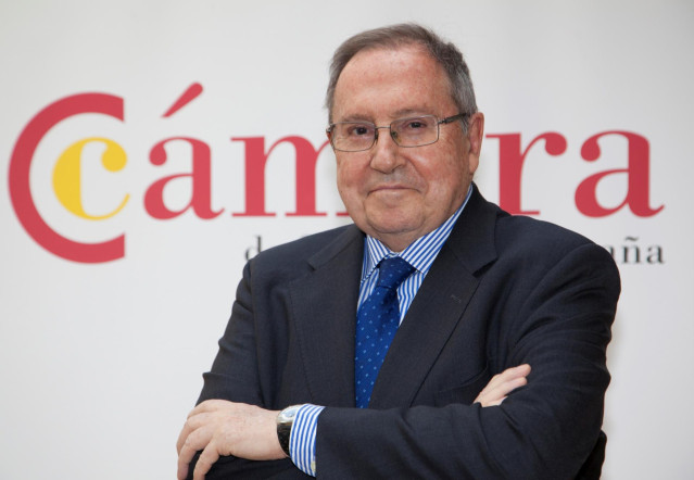 Archivo - José Luis Bonet, presidente de la Cámara de Comercio, recibe la Gran Cruz de la Orden del Mérito Civil.
