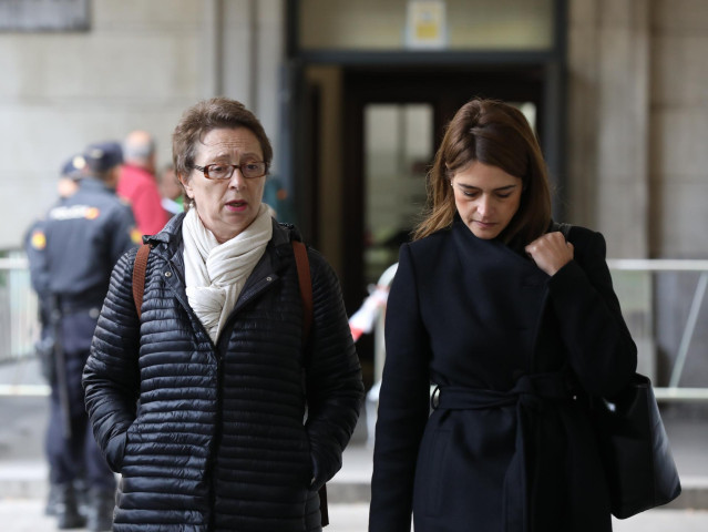 Archivo - La ex consejera de Hacienda y Administraciones Públicas de la Junta de Andalucía, Carmen Martínez Aguayo (d), llegando al juicio del caso ERE en la Audiciencia Provincial a 19 de noviembre del 2019