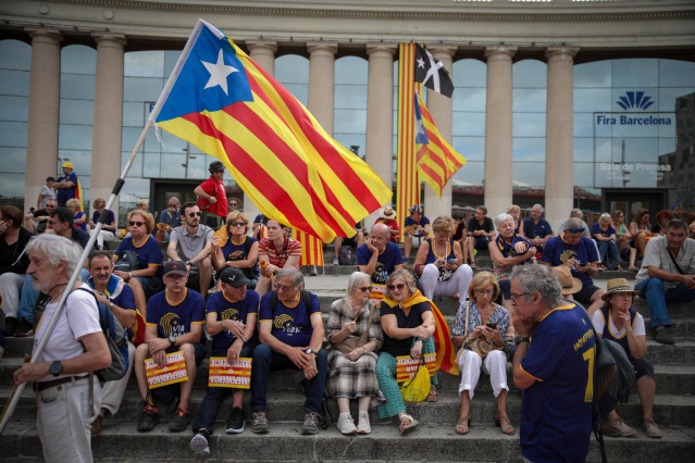 Archivo - Varias personas con banderas de la estelada antes de la manifestación convocada por la ACN con motivo de la Diada 2023, a 11 de septiembre de 2023, en Barcelona, Catalunya (España).