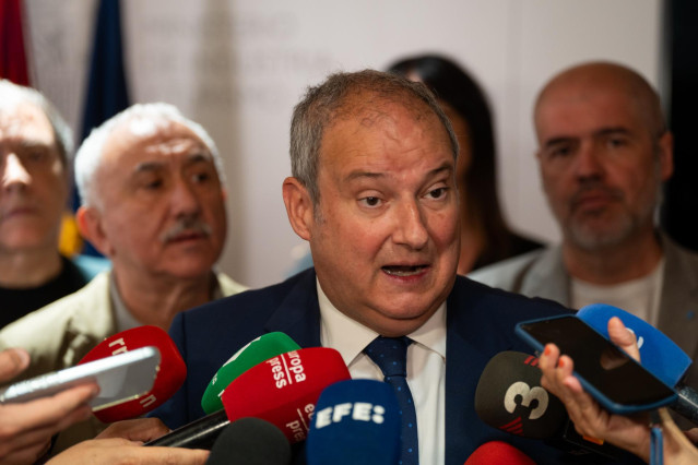 El ministro de Industria y Turismo, Jordi Hereu, atiende a medios a su llegada a reunirse con el secretario general de CCOO y el secretario general de UGT para presentarles la Ley de Industria y Autonomía Estratégica, a 3 de julio de 2024.