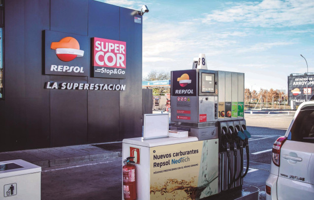 Archivo - El Corte Inglés y Repsol estación de servicio y Supercor