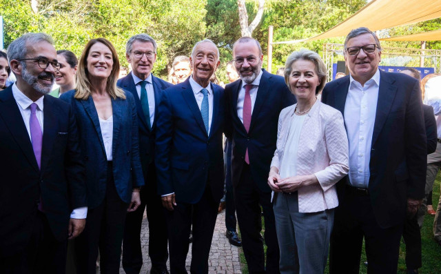 El líder del PP, Alberto Núñez Feijóo, junto a la presidenta de la Comisión Europea, Ursula von der Leyen, y la presidenta del Parlamento Europeo, Roberta Metsola, en las jornadas de estudio del PPE en Cascais (Portugal).