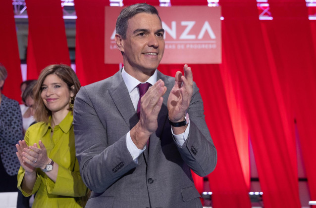 La secretaria de Relaciones Internacionales y Cooperación al Desarrollo, Hana Jalloul, y el secretario general del PSOE y presidente del Gobierno, Pedro Sánchez, durante la presentación de la Fundación Avanza, en el Espacio La Próxima Estación, a 3 de jul