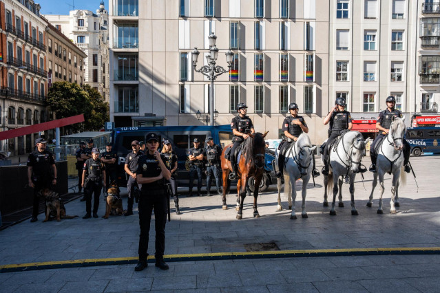 Algunos agentes de la Policía Nacional para el dispositivo policial para garantizar la seguridad durante el MADO 2024, en la Plaza Pedro Zerola, a 3 de julio de 2024, en Madrid (España).