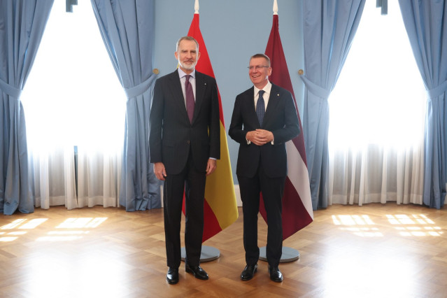 El Rey Felipe VI (i) junto al Presidente de la República de Letonia, Edgars Rinkevics (d), a su llegada al Castillo de Riga, donde tuvo lugar el almuerzo oficial, a 25 de junio de 2024, en Riga (Letonia).