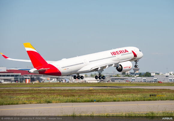Un avión de Iberia despegando.