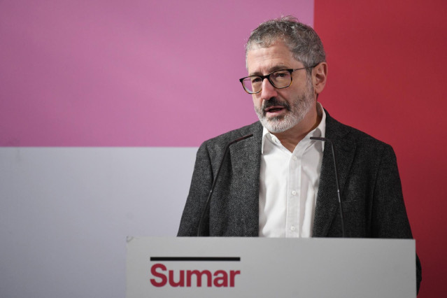 Archivo - El diputado de Sumar Carlos Martín durante una rueda de prensa, en el Espacio Rastro, en Madrid (España).