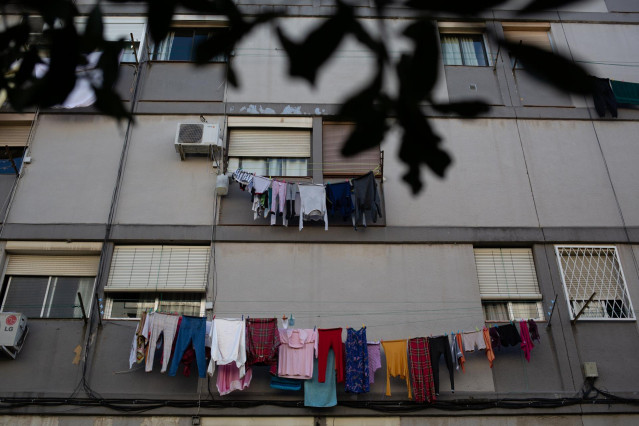 Archivo - Tendederos con ropa colgada en un edificio del barrio de Ciutat Meridiana.