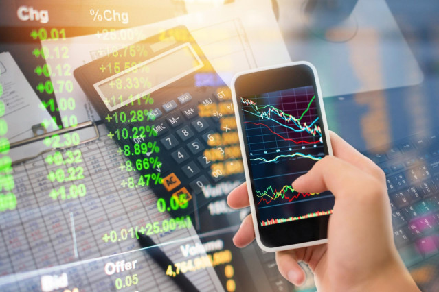 Archivo - Investment theme stock market and finance business analysis stockmarket with digital tablet-